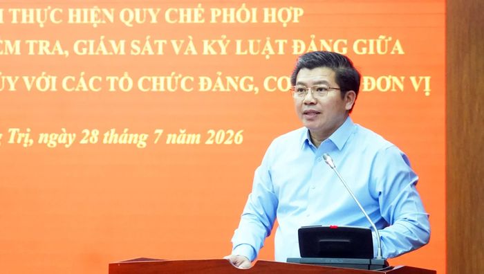 Đồng chí Trần Vũ Khiêm, Phó Bí thư Thường trực Tỉnh ủy, Trưởng đoàn đại biểu Quốc hội tỉnh phát biểu tại hội nghị - Ảnh: N.M
