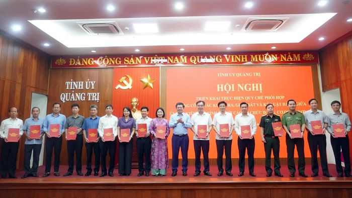 Đồng chí Trần Vũ Khiêm, Phó Bí thư Thường trực Tỉnh ủy trao Quy chế phối hợp cho các tổ chức đảng, cơ quan, đơn vị - Ảnh: N.M