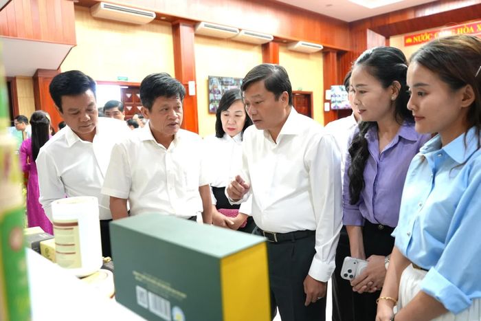 Đồng chí Lê Hồng Vinh, Chủ tịch UBND tỉnh và các đại biểu tham quan khu trưng bày các sản phẩm nông nghiệp xanh, hữu cơ, tuần hoàn và liên kết chuỗi giá trị tiêu biểu - Ảnh: T.Đ