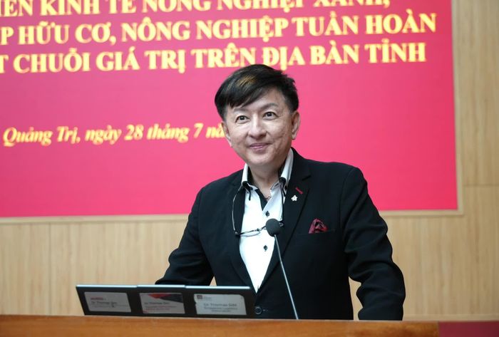 Giáo sư, Tiến sĩ Thomas Sim, Chủ tịch Liên đoàn Quốc tế các Hiệp hội Giao nhận Vận tải phát biểu tại hội nghị - Ảnh: T.Đ