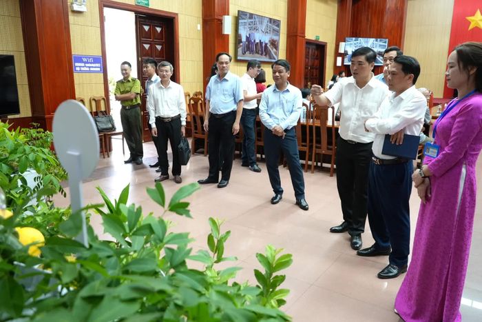 Các đại biểu tham quan khu trưng bày sản phẩm nông nghiệp xanh, hữu cơ, tuần hoàn và liên kết chuỗi giá trị tiêu biểu - Ảnh: T.Đ
