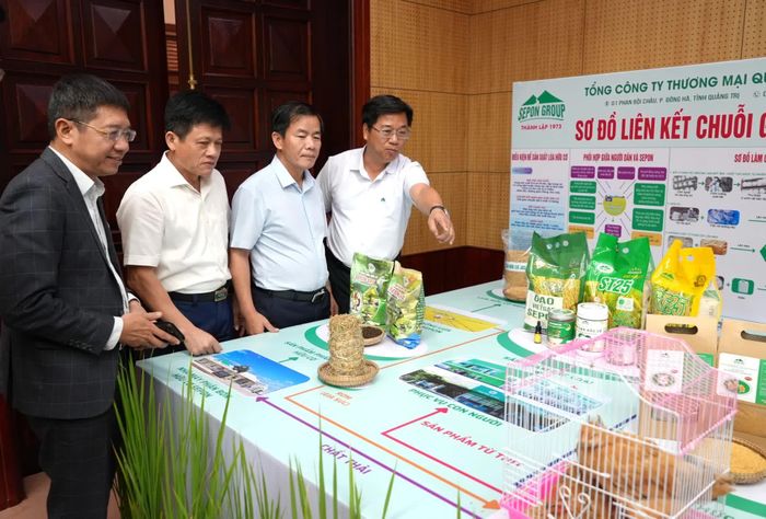 Đồng chí Nguyễn Văn Phương, Bí thư Tỉnh ủy và đồng chí Lê Văn Bảo, Phó Chủ tịch UBND tỉnh tham quan khu trưng bày các sản phẩm nông nghiệp xanh, hữu cơ, tuần hoàn và liên kết chuỗi giá trị tiêu biểu - Ảnh: T.Đ