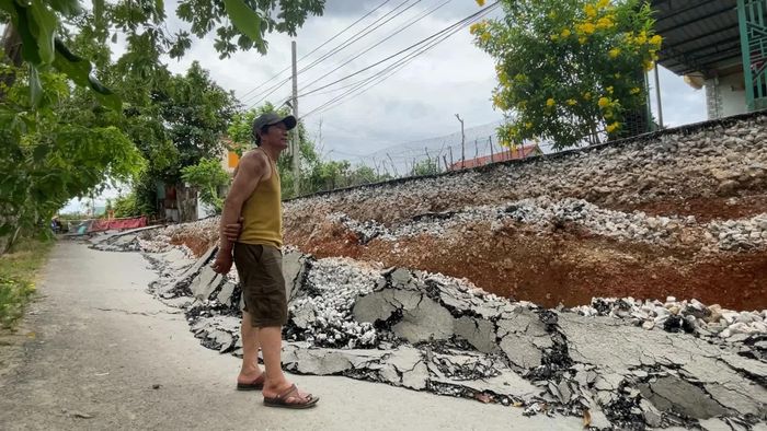 Đoạn sụt lún có độ sâu từ 0,5-1,7m, gây nguy hiểm cho người và phương tiện - Ảnh: N.M.P