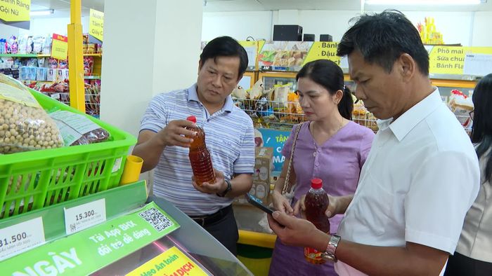 Giám sát thực hiện an toàn thực phẩm tại Cửa hàng Bách Hóa Xanh - Ảnh: Việt Anh
