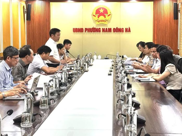 Đoàn giám sát làm việc với lãnh đạo phường Nam Đông Hà - Ảnh: Việt Anh
