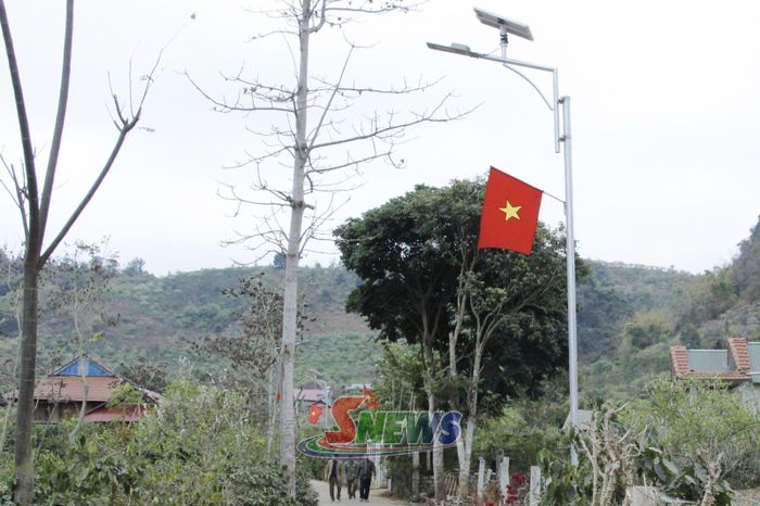 Tuyến đường thắp sáng năng lượng mặt trời tại bản Hùn.
