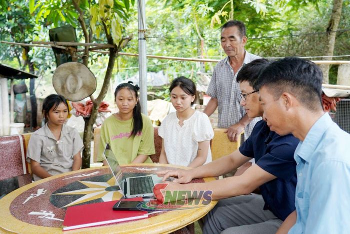 Hướng dẫn nhân dân xã Mường Khiêng sử dụng ứng dụng VNeID đăng ký giải quyết thủ tục hành chính.