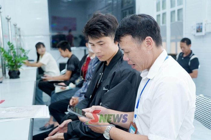 Cán bộ xã Mường Khiêng hướng dẫn nhân dân sử dụng ứng dụng VNeID đăng ký giải quyết thủ tục hành chính.