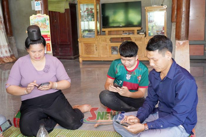 Nhân dân bản Phúc Kềm, xâm Mường Khiêng thực hành sử dụng ứng dụng VNeID.