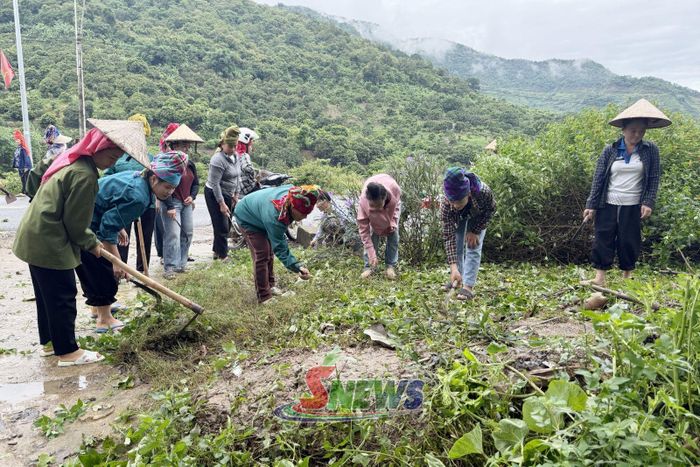 Chi hội Phụ nữ bản Chiềng Khương, xã Chiềng Khương vệ sinh môi trường.