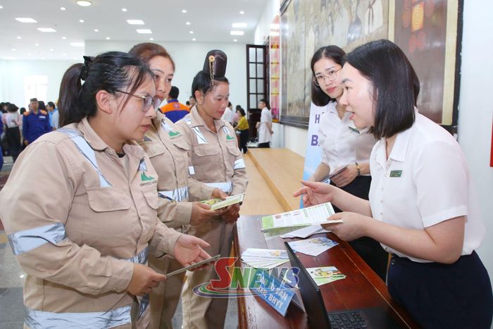 Công nhân Công ty cổ phần Môi trường và Dịch vụ đô thị Sơn La được tư vấn về BHXH, BHYT.