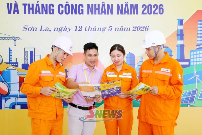 Công nhân Công ty Điện lực Sơn La tìm hiểu Luật An toàn, vệ sinh lao động.
