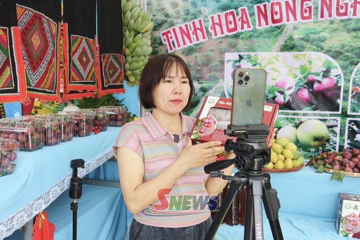 Chị Nguyễn Thị Nguyệt, Phó Giám đốc HTX Kiên Cường, xã Phiêng Khoài livestream giới thiệu, bán nông sản.
