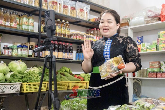 Chị Hoàng Thị Thắm, Phó Giám đốc HTX 26/3 quảng bá sản phẩm nông sản trên nền tảng mạng xã hội.