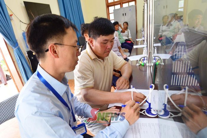 Cán bộ Trung tâm Phục vụ hành chính công xã Chiềng Sại hướng dẫn người dân hoàn thiện hồ sơ thủ tục hành chính.