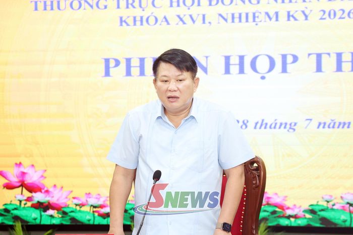 Đồng chí Phó Bí thư Thường trực Tỉnh ủy, Chủ tịch HĐND tỉnh phát biểu tại phiên họp.