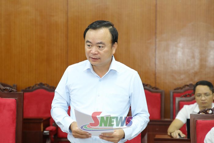 Đồng chí Hà Trung Chiến, Ủy viên Ban Thường vụ Tỉnh ủy, Phó Chủ tịch Thường trực UBND tỉnh, báo cáo tại cuộc làm việc.