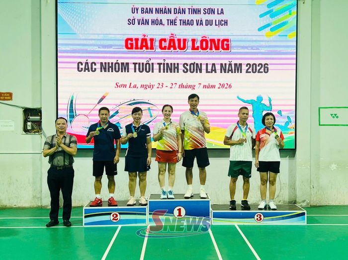 Ban Tổ chức trao huy chương cho các cặp vận động viên đoạt giải đôi nam nữ.