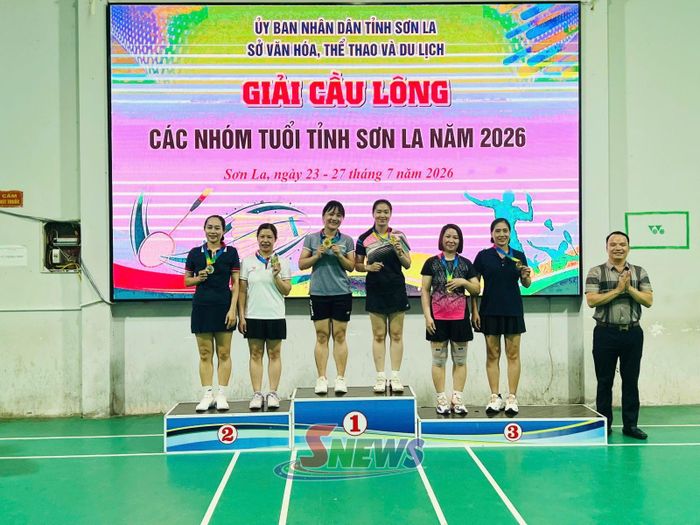 Các cặp vận động viên nhận huy chương nội dung đôi nữ.