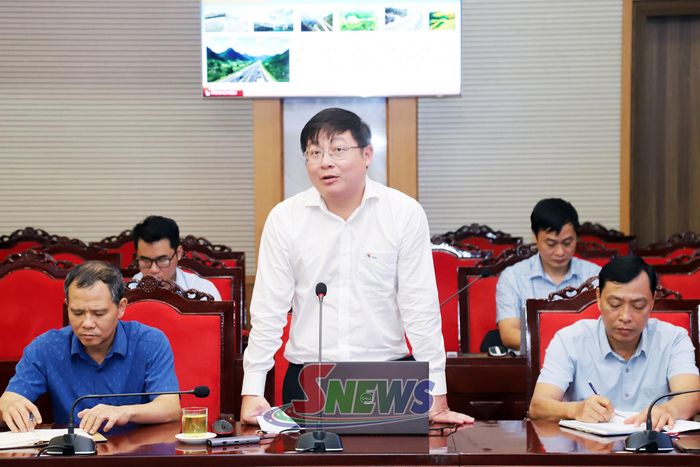 Đại diện đơn vị tư vấn thiết kế, khảo sát dự án trình bày quy hoạch, hướng tuyến, quy mô và phương án đầu tư CT.03.