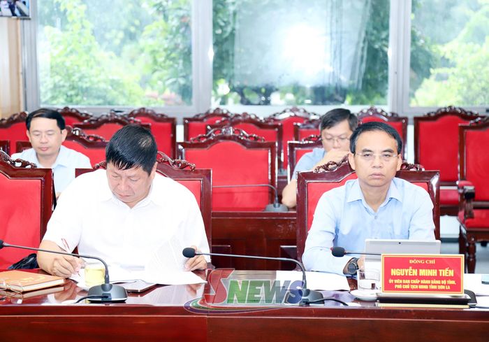 Các đại biểu dự cuộc họp.