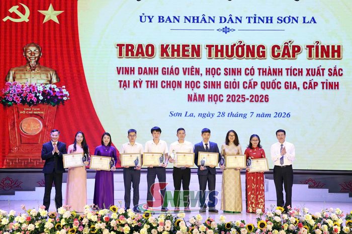 Trao Bằng khen của Chủ tịch UBND tỉnh cho các giáo viên có thành tích xuất sắc trong bồi dưỡng học sinh giỏi quốc gia.