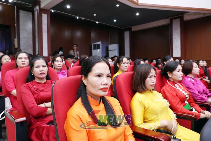 Cán bộ, giáo viên tiêu biểu dự lễ khen thưởng.