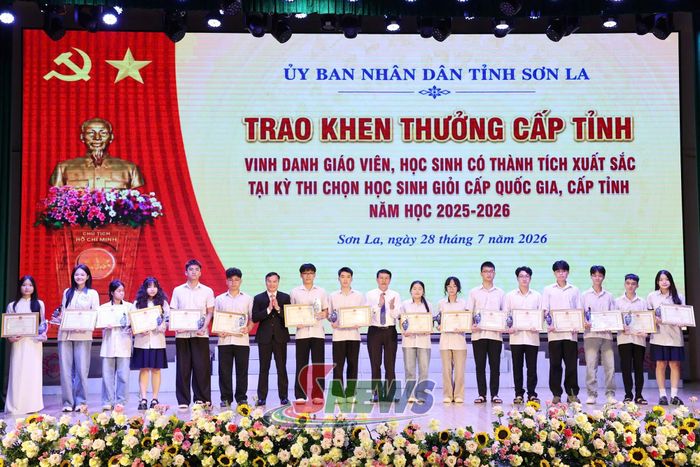 Các học sinh đạt giải tại Kỳ thi học sinh giỏi cấp quốc gia nhận Bằng khen của Chủ tịch UBND tỉnh.