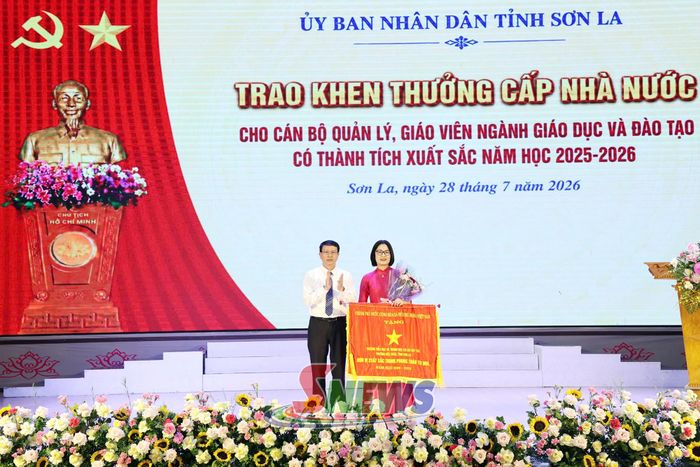 Tập thể Trường Tiểu học và Trung học cơ sở Tây Tiến, phường Mộc Châu nhận Cờ thi đua của Chính phủ.