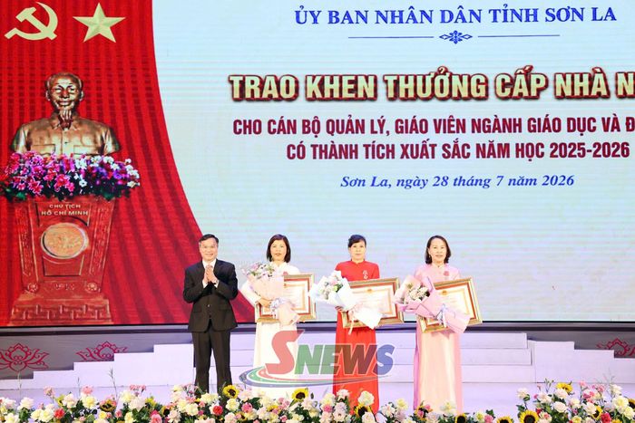 Lãnh đạo Đảng ủy UBND tỉnh chuyển trao Huân chương Lao động hạng Ba của Chủ tịch nước cho 3 cá nhân.