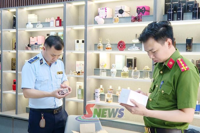 Các lực lượng chức năng kiểm tra mặt hàng nước hoa trên địa bàn phường Tô Hiệu.