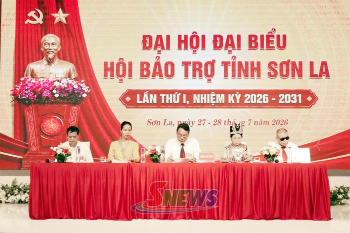 Đoàn Chủ tịch đại hội.