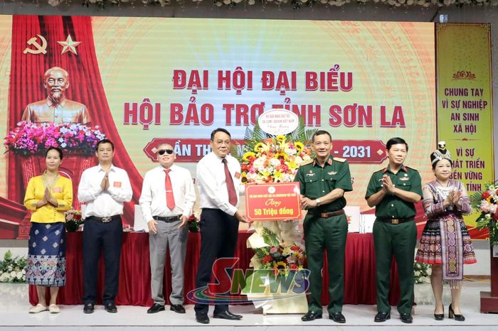 Lãnh đạo Hội Nạn nhân chất độc da cam/dioxin Việt Nam tặng hoa và quà chúc mừng đại hội.