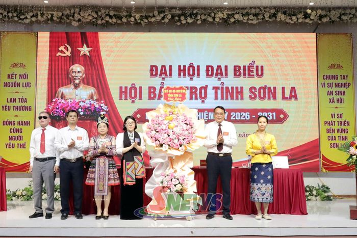 Lãnh đạo Ủy ban MTTQ Việt Nam tỉnh Sơn La chúc mừng đại hội.