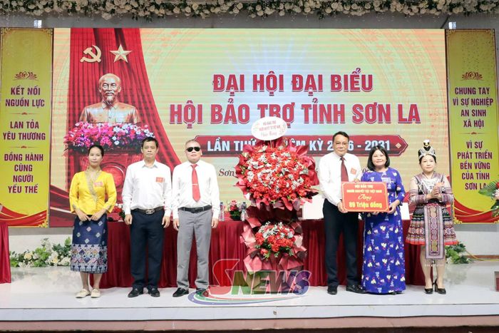 Lãnh đạo Hội Bảo trợ người khuyết tật Việt Nam tặng hoa và quà chúc mừng đại hội.