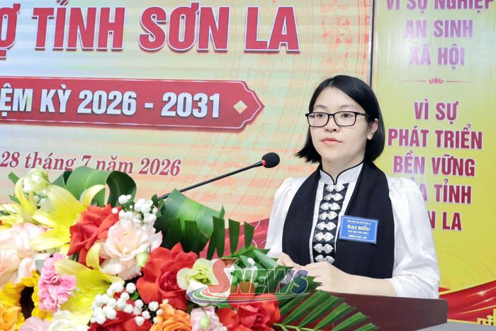 Đồng chí Cầm Thị Hồng Duyên, Phó Chủ tịch Ủy ban MTTQ Việt Nam tỉnh, Chủ tịch Hội Liên hiệp Phụ nữ tỉnh, phát biểu tại đại hội.