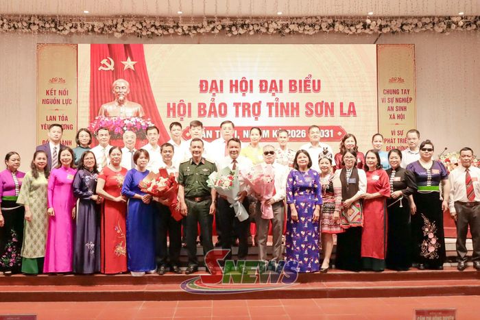 Các đại biểu tặng hoa chúc mừng Ban Chấp hành Hội Bảo trợ tỉnh khóa I, nhiệm kỳ 2026 – 2031.