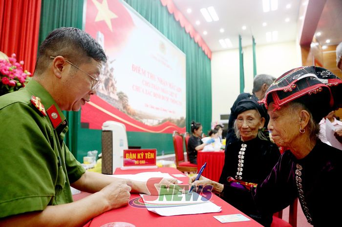 Thân nhân liệt sĩ gửi gắm niềm tin và hy vọng sớm tìm lại người thân qua việc thu nhận mẫu sinh phẩm.