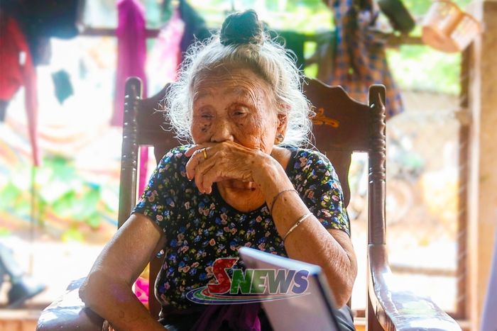 Thân nhân liệt sĩ xúc động khi tham gia thu nhận mẫu sinh phẩm ADN.