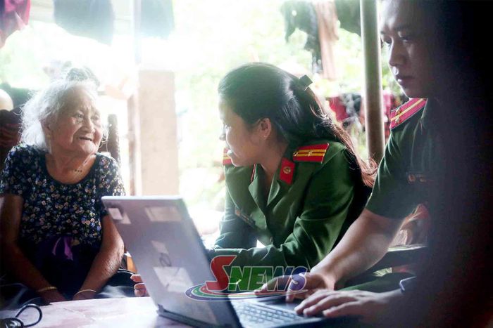 Bà Lò Thị Đao, xã Yên Châu được tổ công tác lưu động lấy mẫu ADN tại nhà. Bà hy vọng công nghệ gen sẽ giúp đưa anh trai về với gia đình.