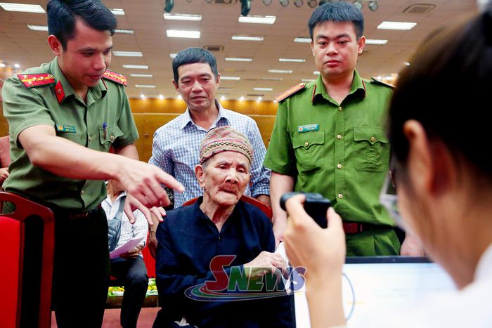 Các thiết bị công nghệ hiện đại được huy động để cập nhật dữ liệu tại chỗ. 