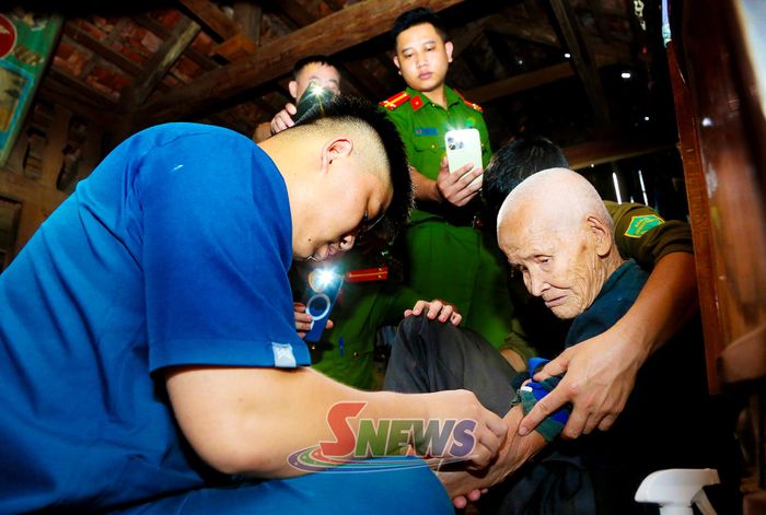 Ông Hoàng Văn Phiềng, 103 tuổi, xã Yên Châu là thân nhân của 2 liệt sĩ Hoàng Văn Lả, Hoàng Văn Pằn hy sinh trong cuộc kháng chiến chống Pháp, luôn mong mỏi, chờ đợi ngày các anh trai của ông trở về.