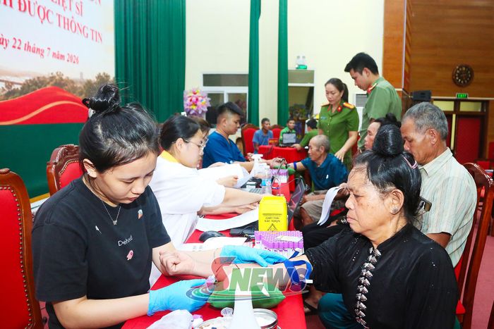 Kỹ thuật viên thực hiện lấy mẫu sinh phẩm. 