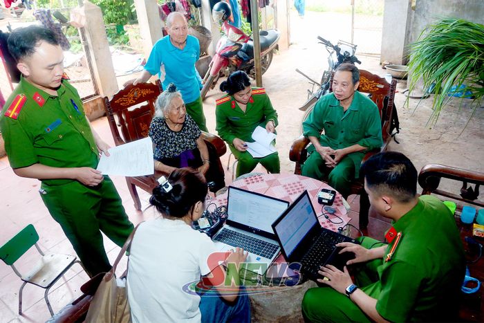 Tổ công tác lưu động đến tận nhà những thân nhân tuổi cao, sức khỏe yếu hoặc không có khả năng đi lại để thực hiện việc lấy mẫu.
