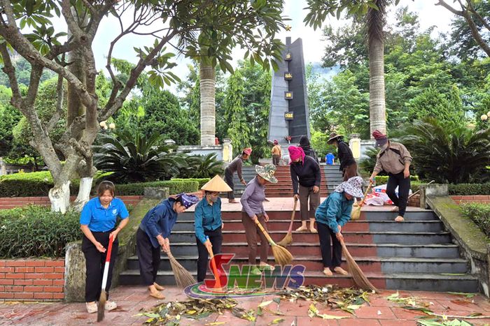 Hội LHPN xã Thuận Châu ra quân vệ sinh môi trường, chỉnh trang Nghĩa trang Liệt sĩ, nhà bia, đài tưởng niệm.