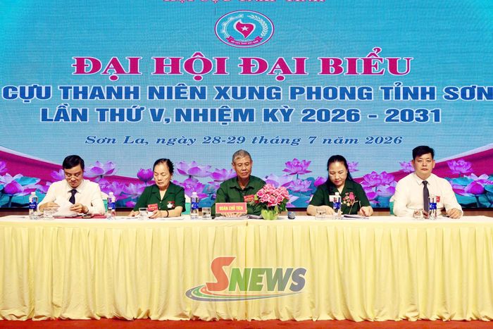 Đoàn chủ tịch đại hội.