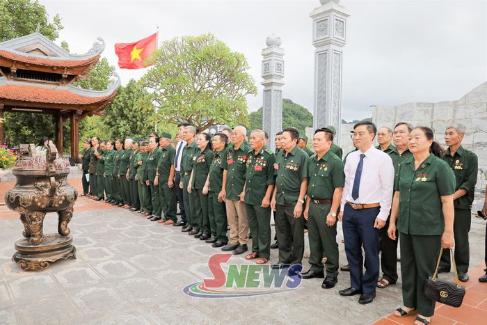Các đại biểu dâng hương tại Đền thờ Bác Hồ tại Quảng trường Tây Bắc.