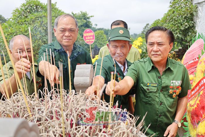 Các đại biểu dâng hương tại Khu di tích lịch sử Ngã ba Cò Nòi, xã Mai Sơn.