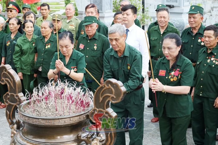 Các đại biểu dâng hương tại Đền thờ Bác Hồ tại Quảng trường Tây Bắc.
