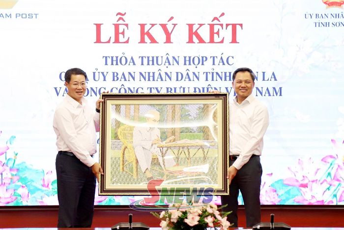 Lãnh đạo Tổng Công ty Bưu điện Việt Nam trao quà lưu niệm cho tỉnh Sơn La.
